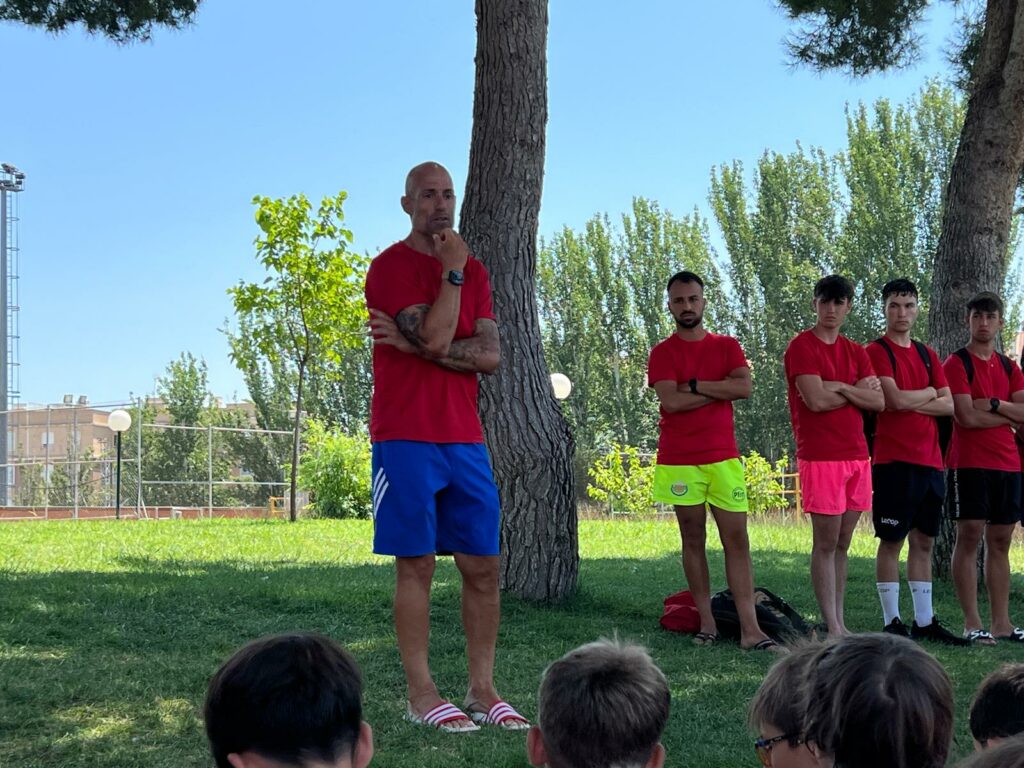 Cesar Láinez resolviendo dudas en su charla a nuestros alumnos
