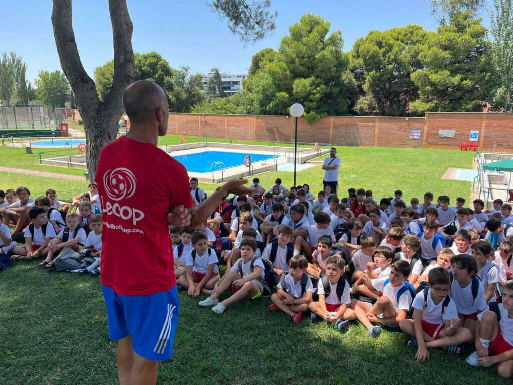Cesar Láinez resolviendo dudas en su charla a nuestros alumnos