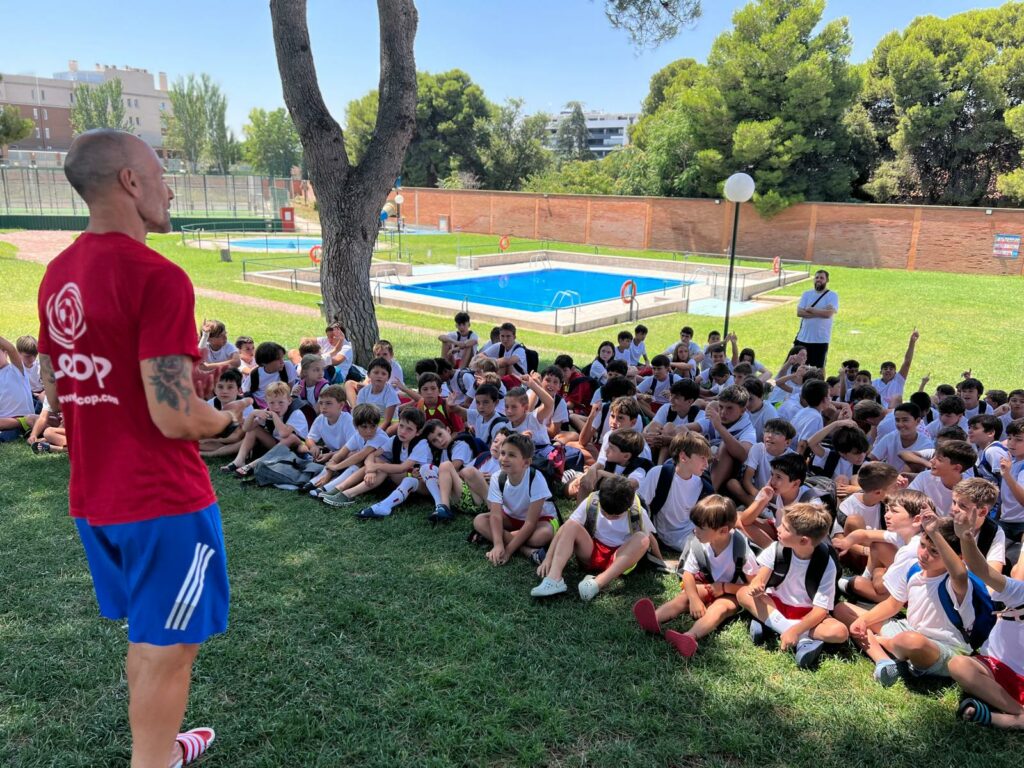 Cesar Láinez resolviendo dudas en su charla a nuestros alumnos
