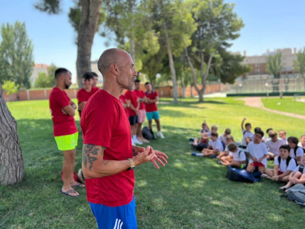Cesar Láinez resolviendo dudas en su charla a nuestros alumnos