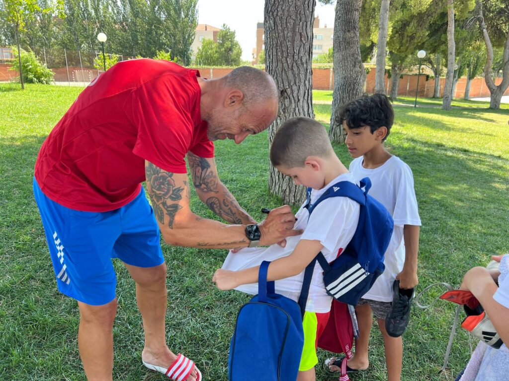 Cesar Láinez firmando camisetas a nuestros alumnos