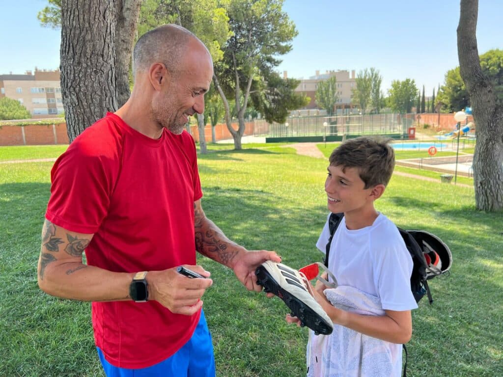 Cesar Láinez firmando zapatillas a nuestros alumnos