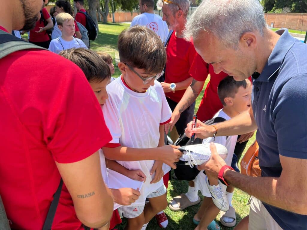 Javi Suarez firmando autógrafos a nuestros alumnos