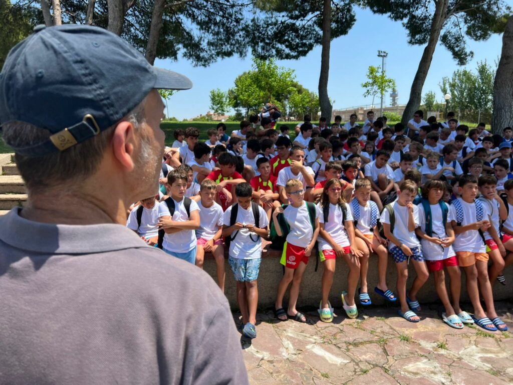 Javier Garcés explicando su trayectoria formativa en el futbol aragonés
