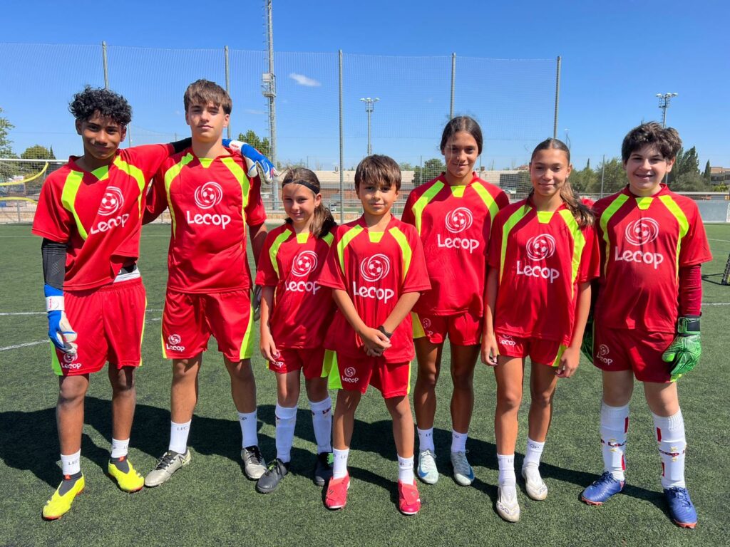 Foto de alumnos que han venido de fuera de Zaragoza a nuestro Campus de Fútbol
