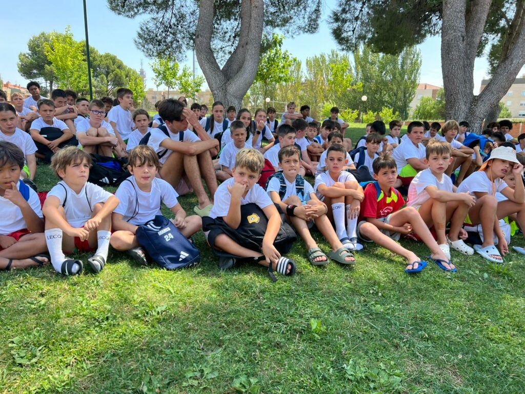 Nuestros alumnos de la quinta semana del Campus de Fútbol Lecop atentos a las indicaciones del Sorteo Adidas