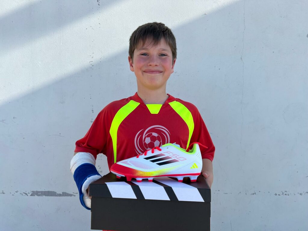 Gabriel con sus nuevas botas Adidas conseguidas en nuestro Campus de Fútbol de Navidad en Zaragoza forma parte de nuestros Sorteos 2025 de Lecop