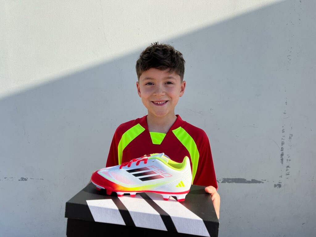 Thiago con sus nuevas botas Adidas conseguidas en nuestro Campus de Fútbol de Navidad en Zaragoza forma parte de nuestros Sorteos 2025 de Lecop