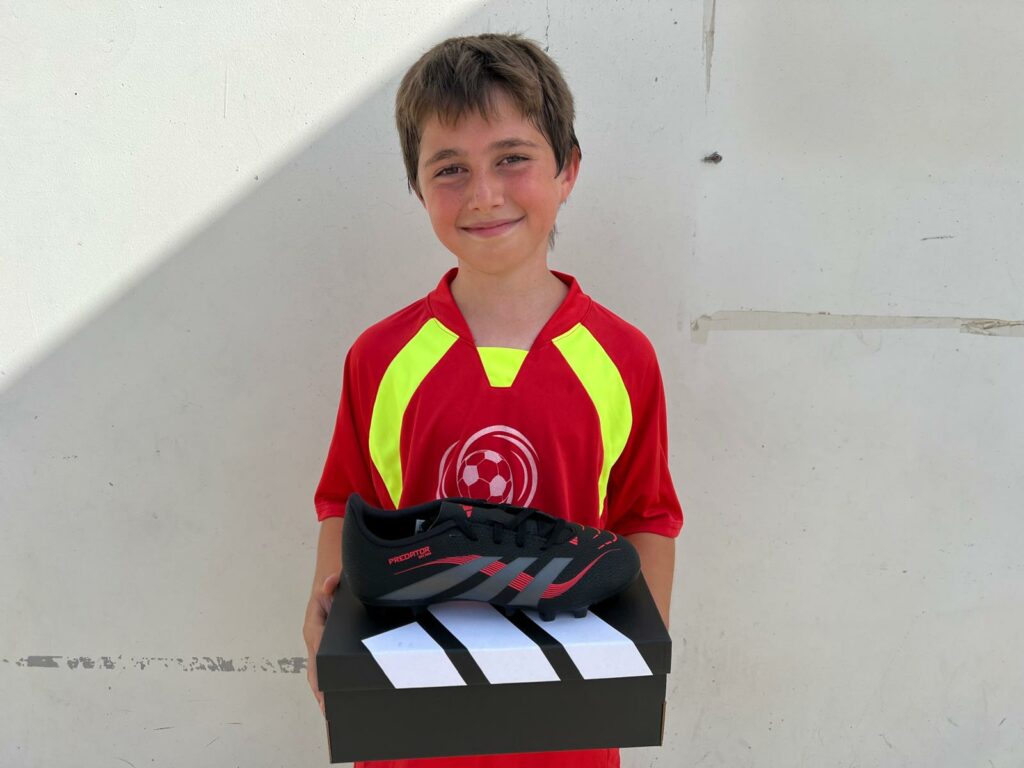 Alberto con sus nuevas botas Adidas conseguidas en nuestro Campus de Fútbol de Semana Santa en Zaragoza forma parte de nuestros Sorteos 2025 de Lecop