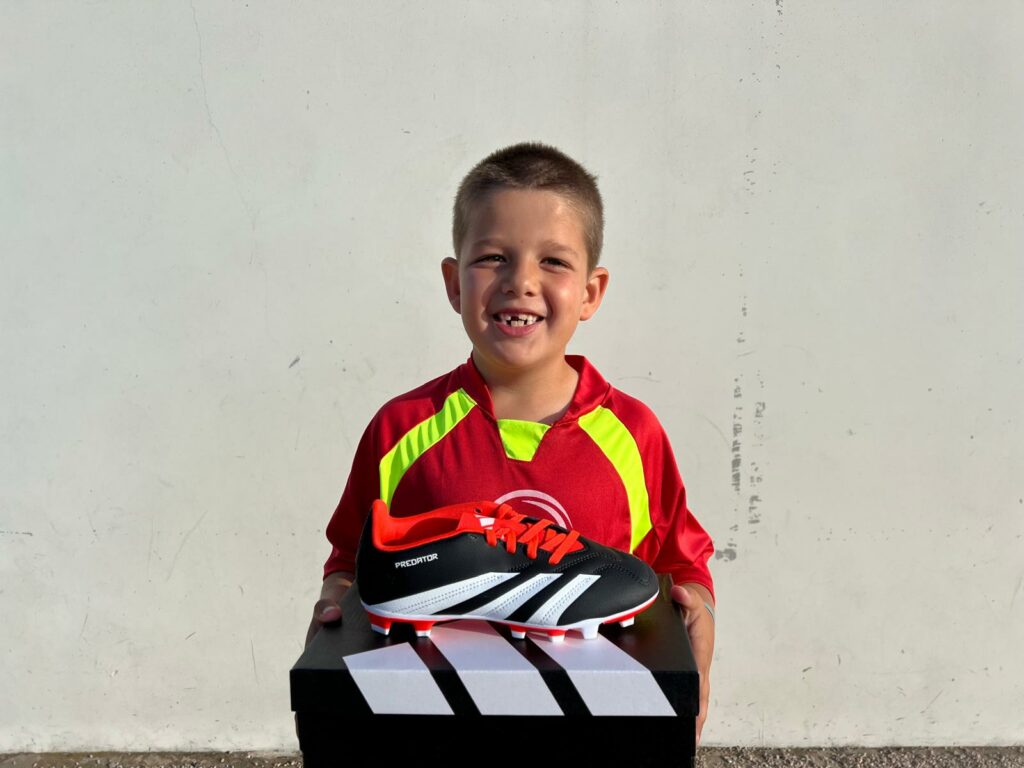 Álvaro con sus nuevas botas Adidas conseguidas en nuestro Campus de Fútbol de Semana Santa en Zaragoza forma parte de nuestros Sorteos 2025 de Lecop