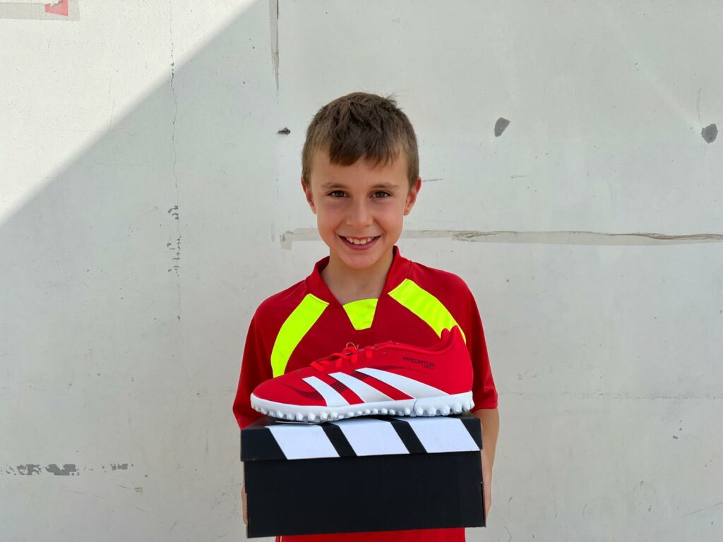 Hugo con sus nuevas botas Adidas conseguidas en nuestro Campus de Fútbol de Semana Santa en Zaragoza forma parte de nuestros Sorteos 2025 de Lecop
