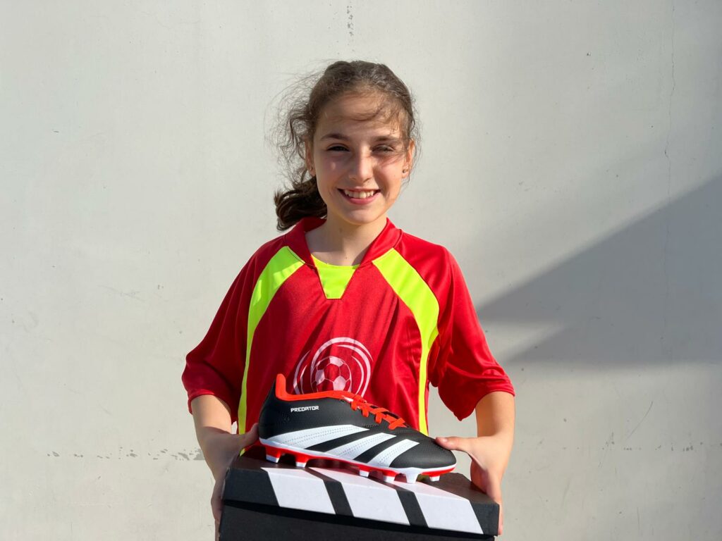 Julia con sus nuevas botas Adidas conseguidas en nuestro Campus de Fútbol de Semana Santa en Zaragoza forma parte de nuestros Sorteos 2025 de Lecop
