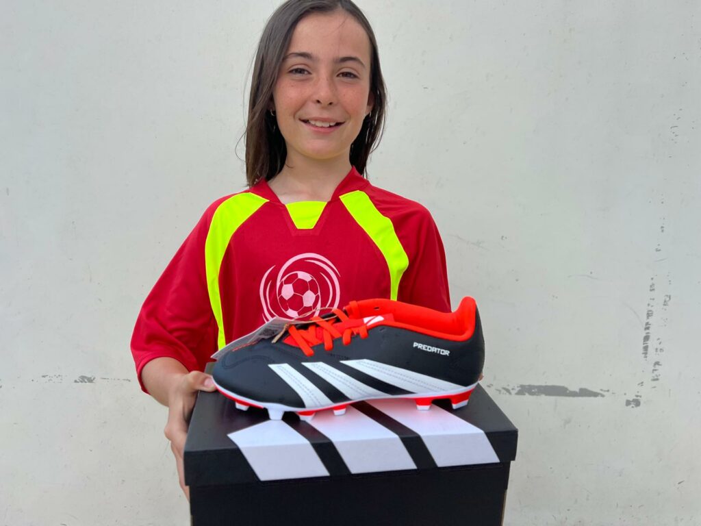 Martina con sus nuevas botas Adidas conseguidas en nuestro Campus de Fútbol de Semana Santa en Zaragoza forma parte de nuestros Sorteos 2025 de Lecop