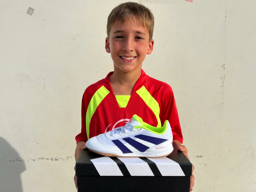 Nicolas con sus nuevas botas Adidas conseguidas en nuestro Campus de Fútbol de Semana Santa en Zaragoza forma parte de nuestros Sorteos 2025 de Lecop