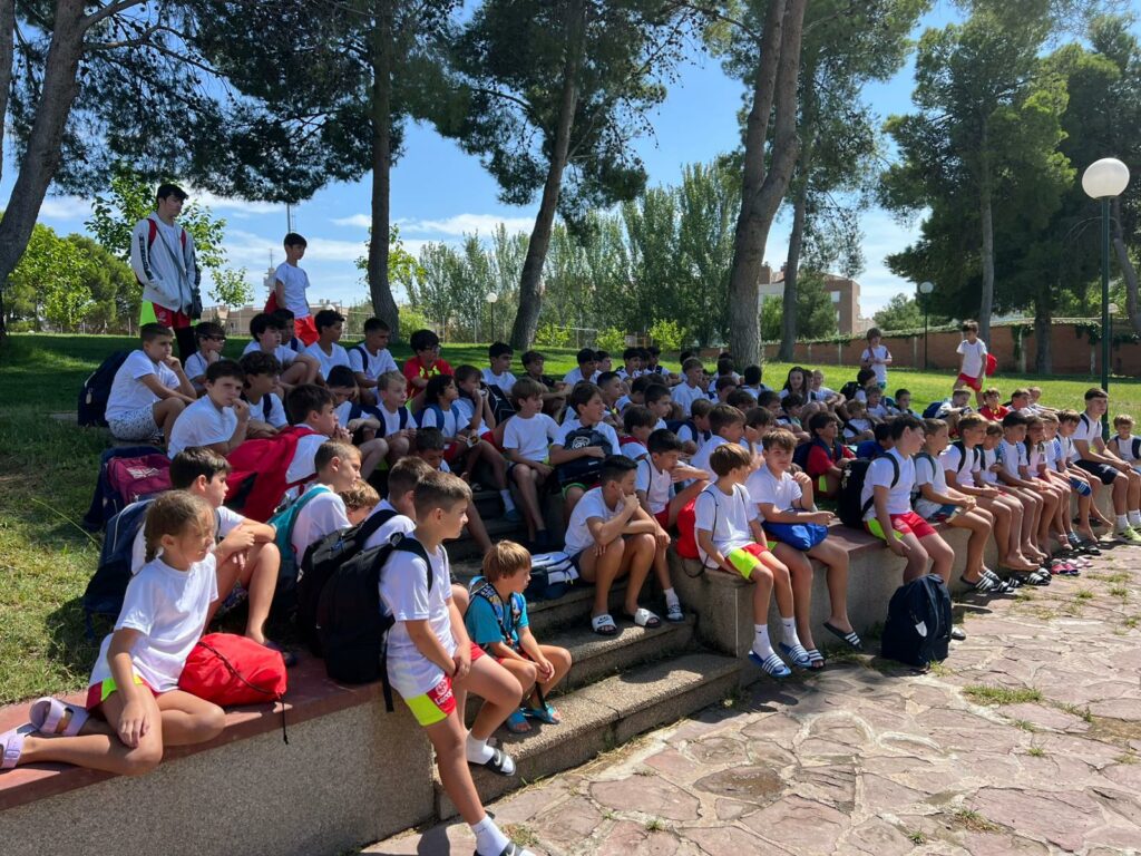Nuestros alumnos de la quinta semana del Campus de Fútbol Lecop atentos a las indicaciones del Sorteo Adidas
