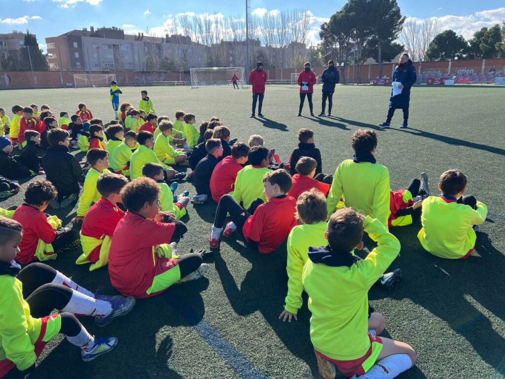Nuestros alumnos del Campus de Fútbol Lecop Navidad 2025 atentos a las indicaciones del Sorteo Adidas