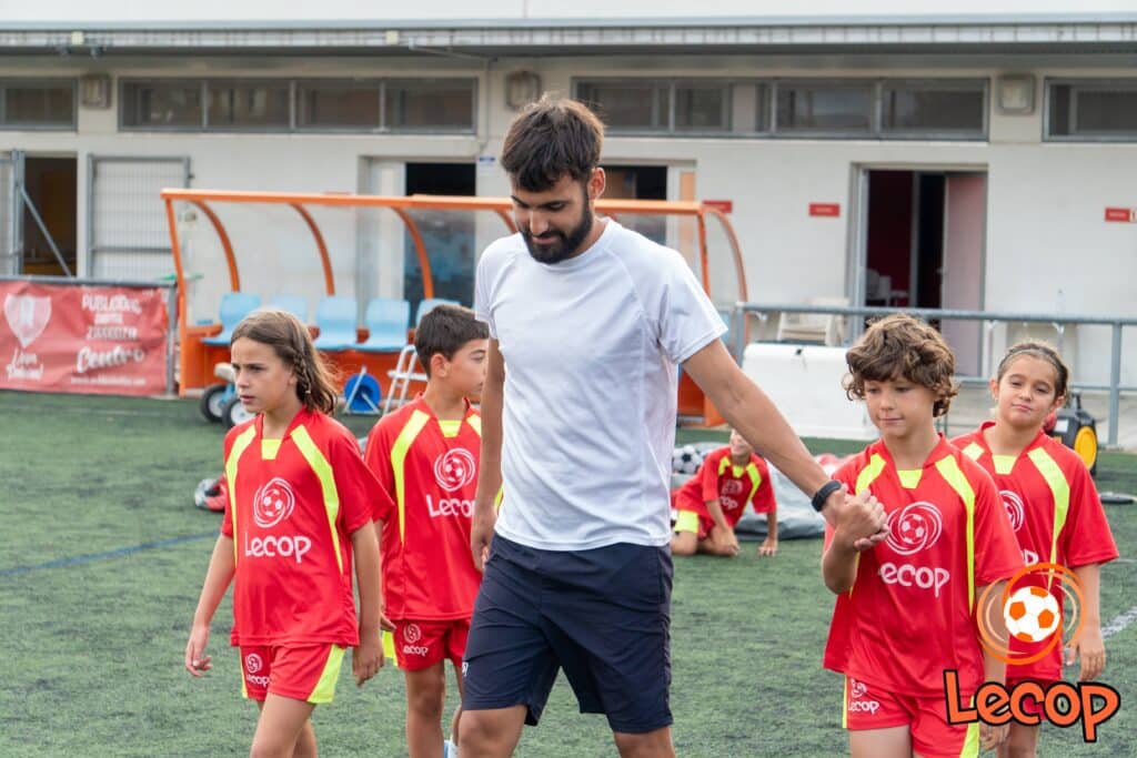 Ofrece ayuda al niño que la solicita es otro de los Mandamientos de María Montessori