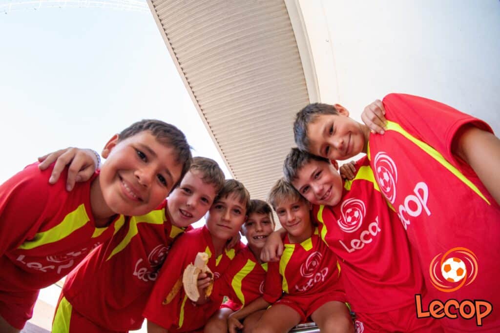 Ayuda al niño a lograr lo que no ha logrado por si mismo es otro de los 19 Mandamientos de María Montessori para ayudar a los padres