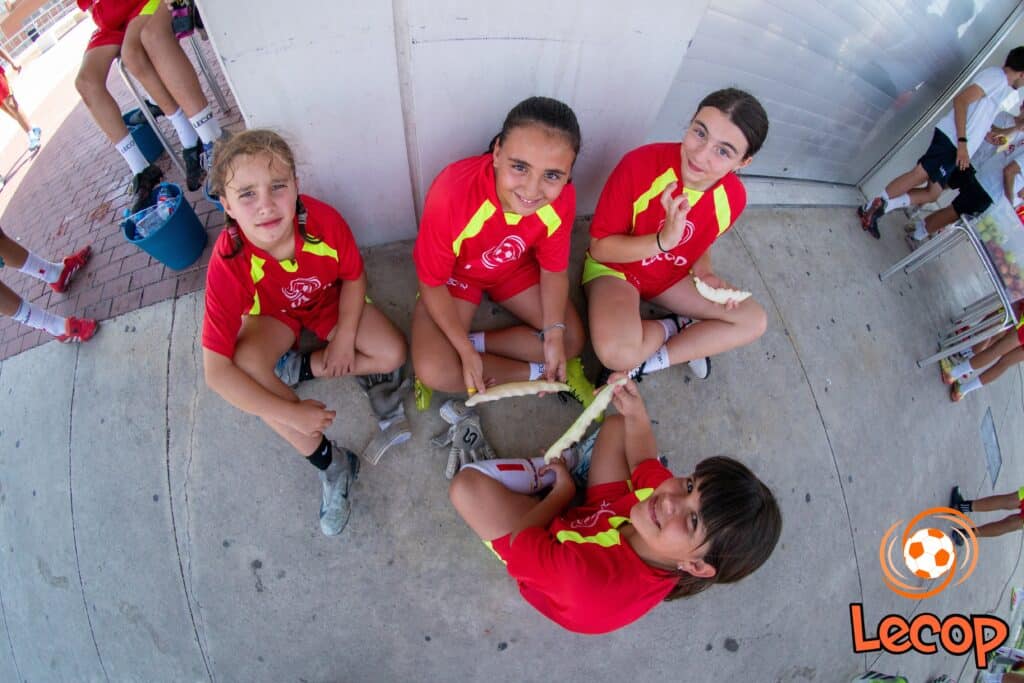 Alumnas Lecop sonrientes mientras toman nuestro almuerzo saludable en una merecida pausa