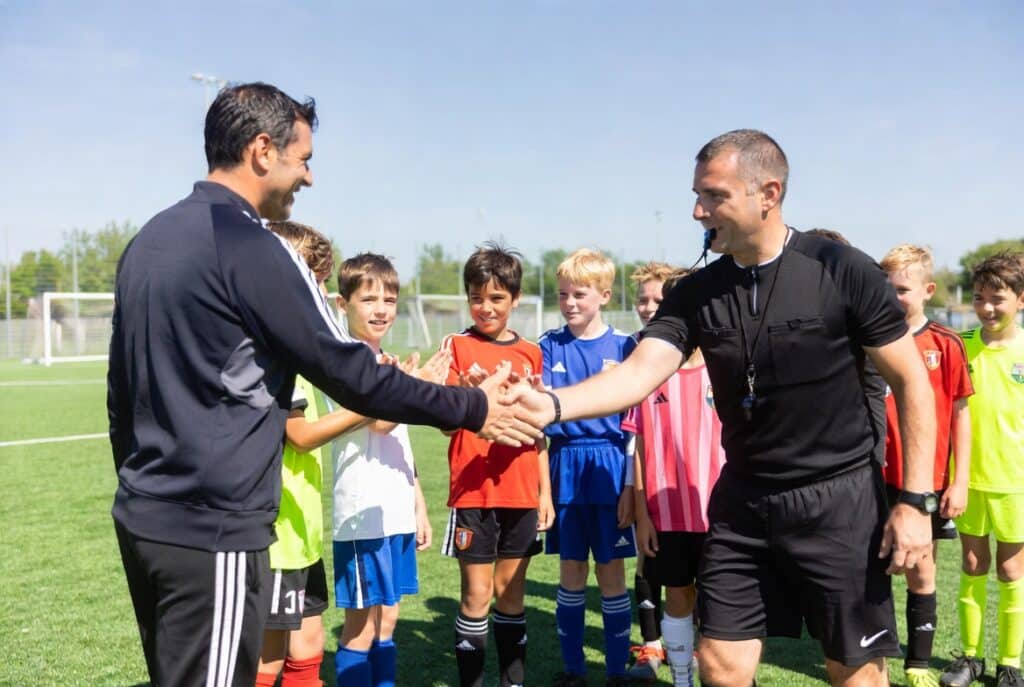 El respeto al arbitro es otra de las normas importantes para los padres en los Campos de Fútbol