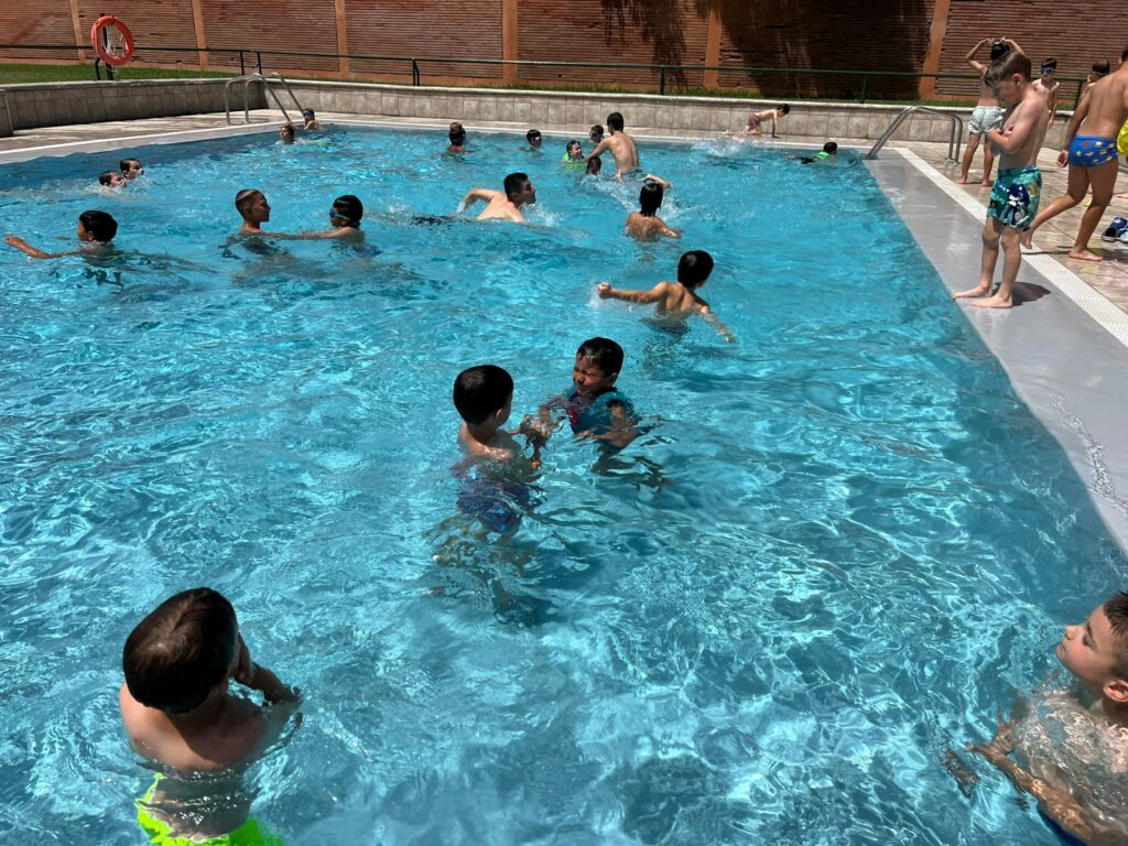Uso intensivo de la piscina en nuestro Campus de Verano de Fútbol