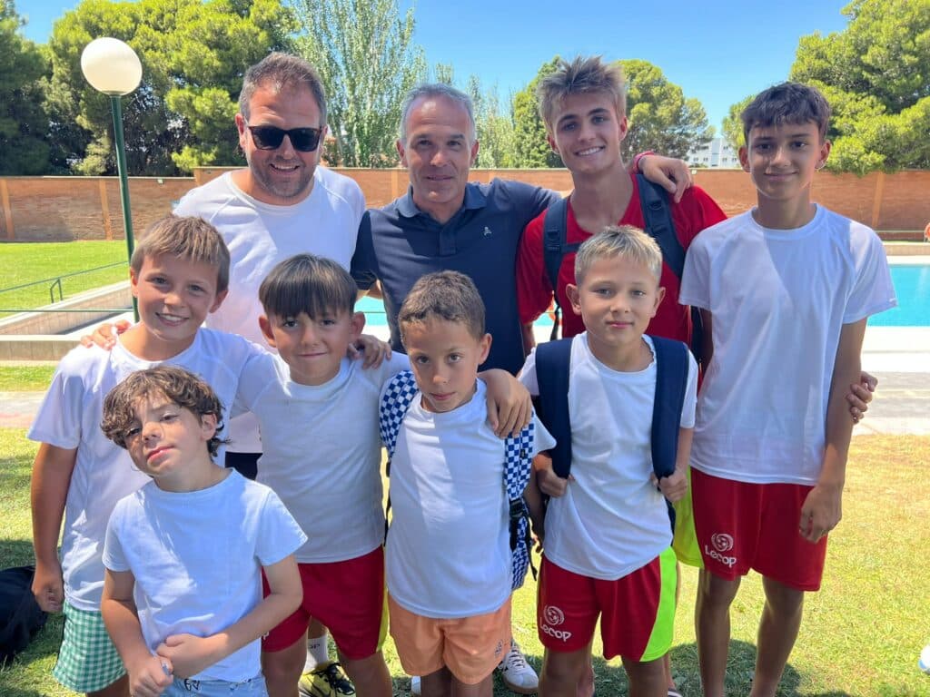 Foto con los ganadores del Sorteo Adidas S2 de nuestro Campus de Fútbol en Zaragoza