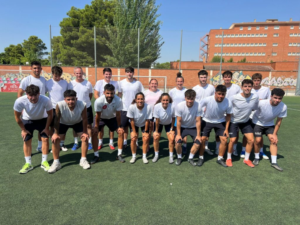Foto de grupo de los monitores de nuestra S4 del Campus de Verano 2026