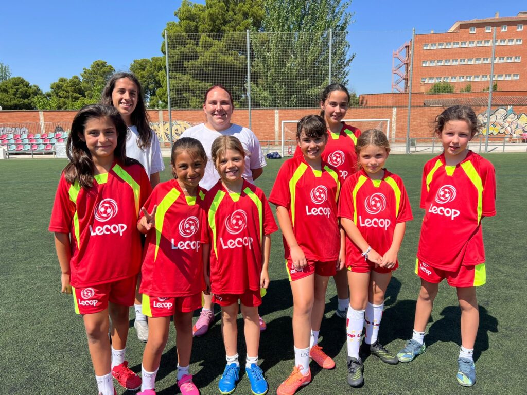 Parte de nuestras alumnas de la segunda semana del Campus de Fútbol en Zaragoza