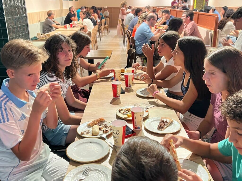 Residentes disfrutando de una cena