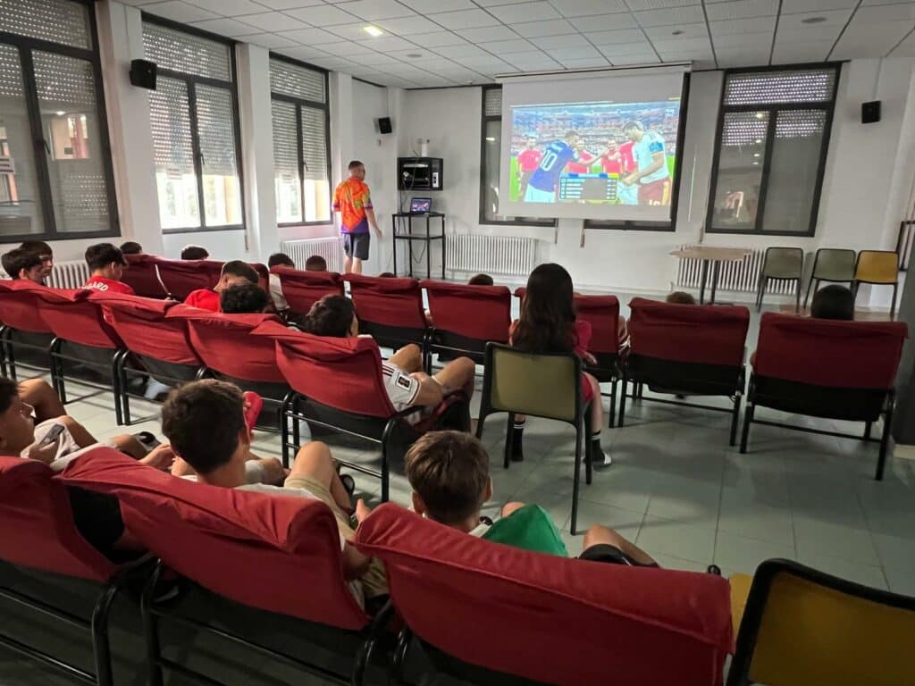 Residentes viendo la Semifinal de la Copa del Mundo