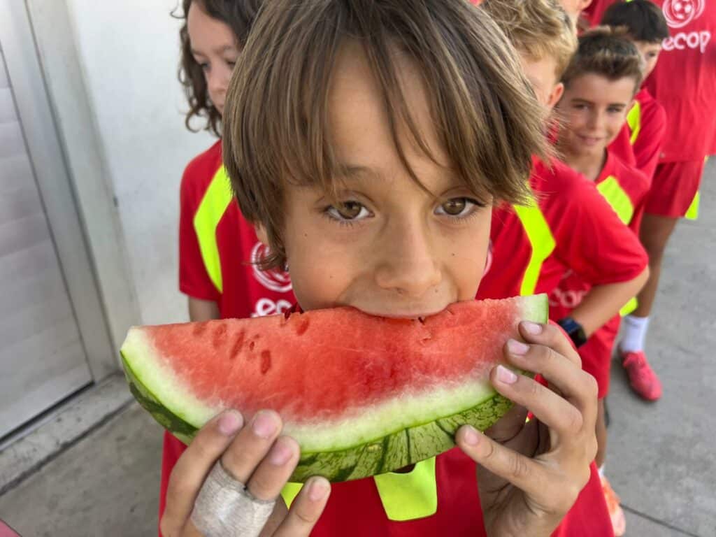 Almuerzo saludable de fruta fresca recién cortada en nuestro Campus de Verano